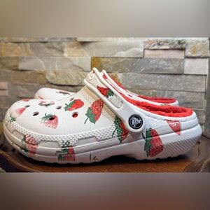Men 5 Woman 7 Crocs Classic Lined Clog in the white and red strawberry pattern